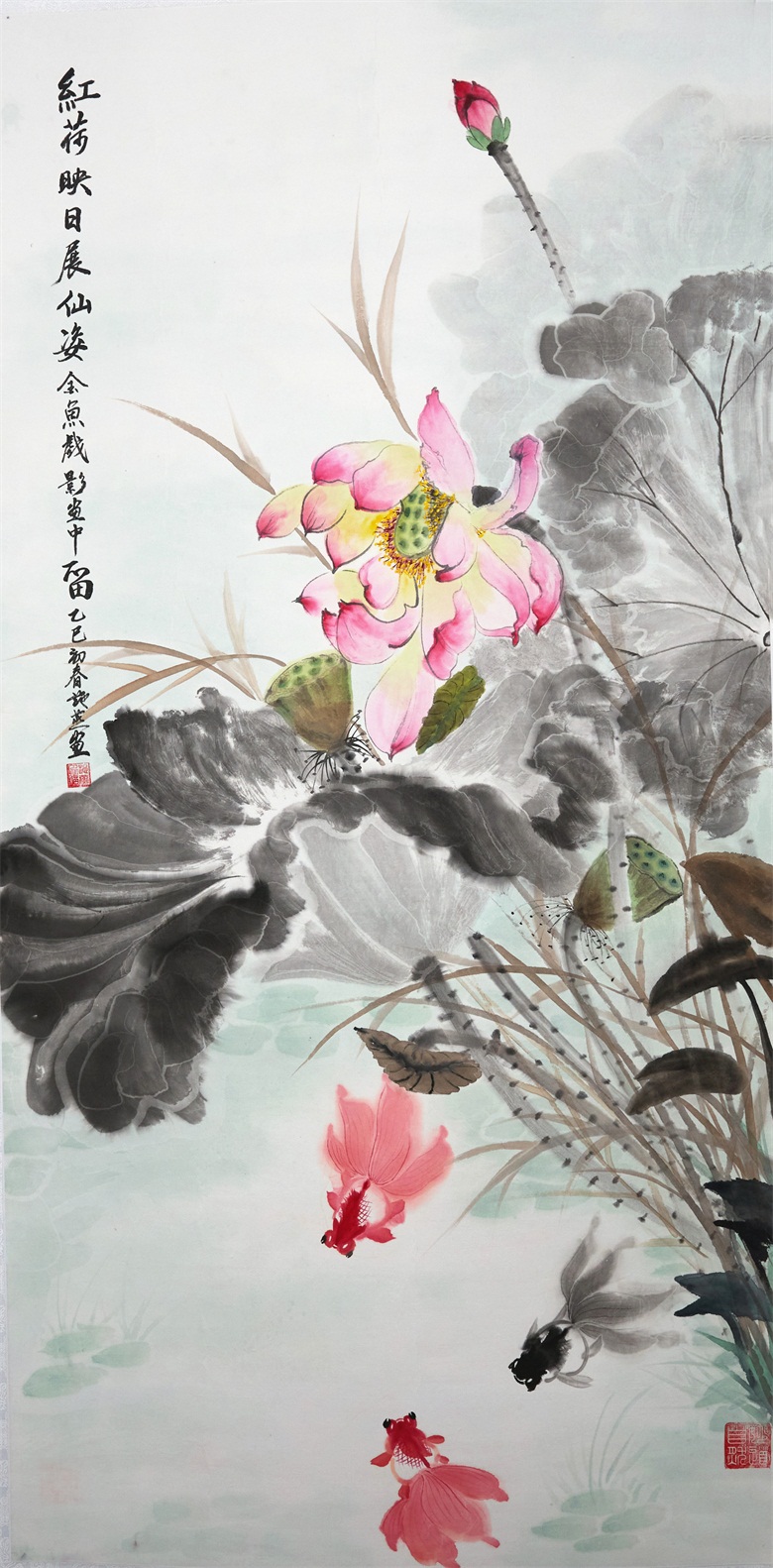 20260330177486413085.jpg 《红荷映日展仙姿 金鱼戏影画中留》138cmx69cm 2025年.jpg