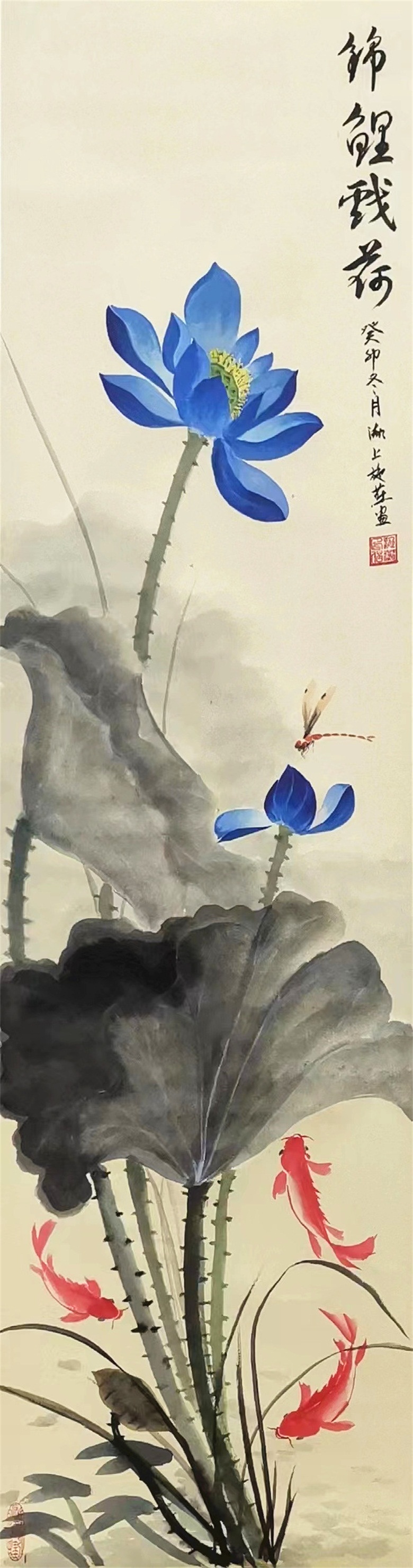 20260330177486415581.jpg 《锦鲤戏荷》39cmx145cm 2023年.jpg